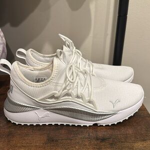 Like new women’s puma sneakers